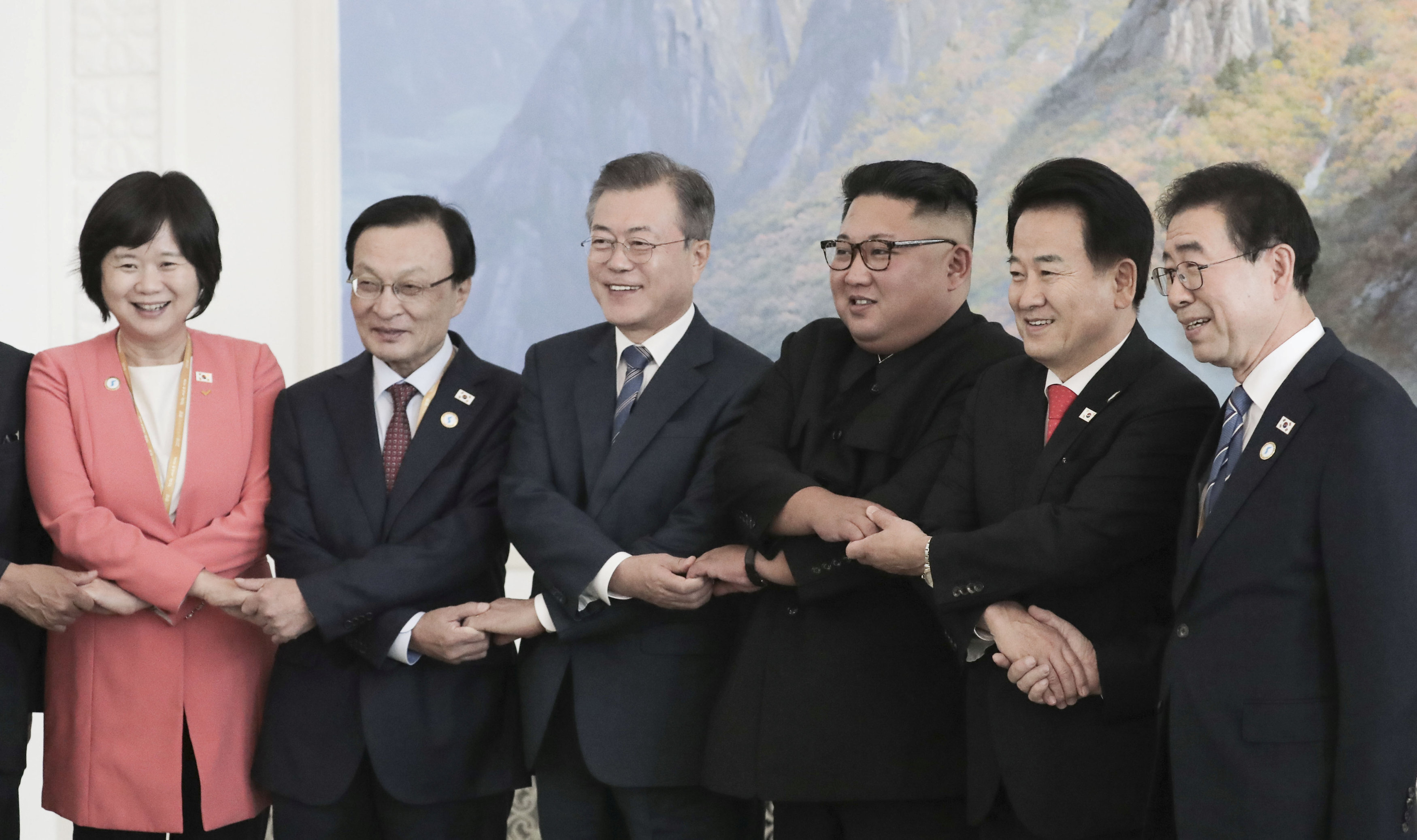 صورة تذكارية بين زعيم كوريا الشمالية والوفد الكورى الجنوبى