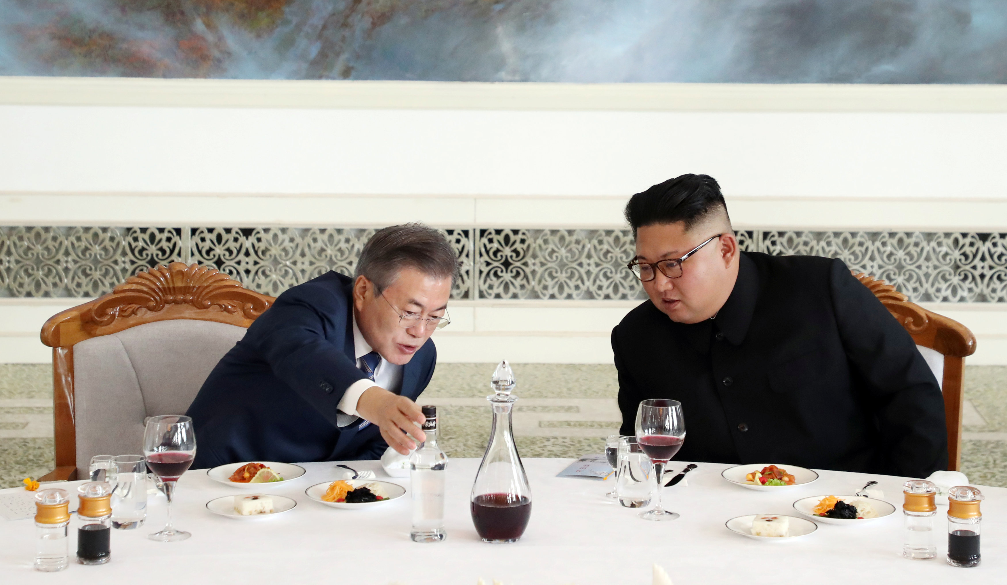 كيم ينظم مأدبة غذاء على شرف رئيس كوريا الجنوبية