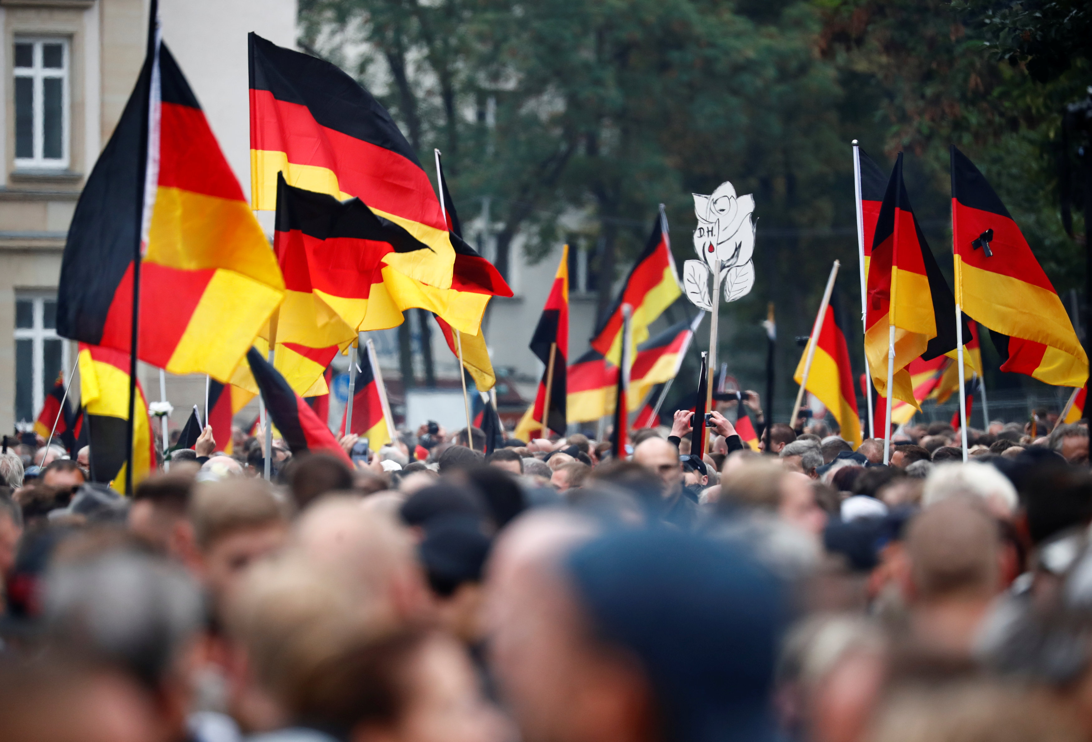 Занятое население германии. Немецкий народ сейчас. Хемниц Германия флаг. Флаг города Хемниц. Germany September 2018 Cancellation.