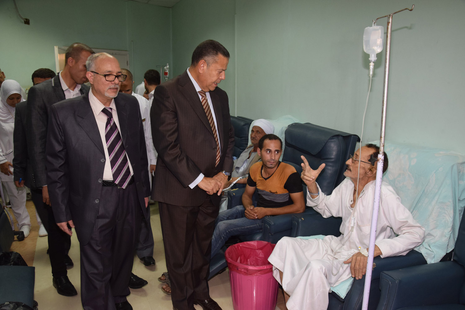 محافظ بنى سويف يتفقد حالة المرضى بمستشفى التأمين الصحى (2)
