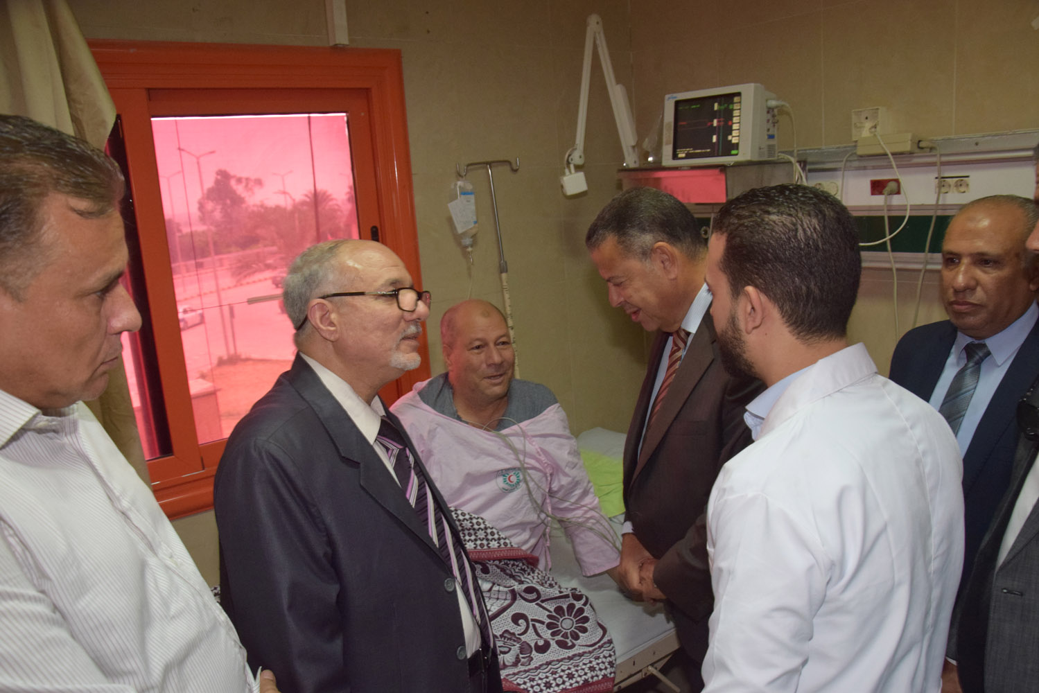 محافظ بنى سويف يتفقد حالة المرضى بمستشفى التأمين الصحى (5)
