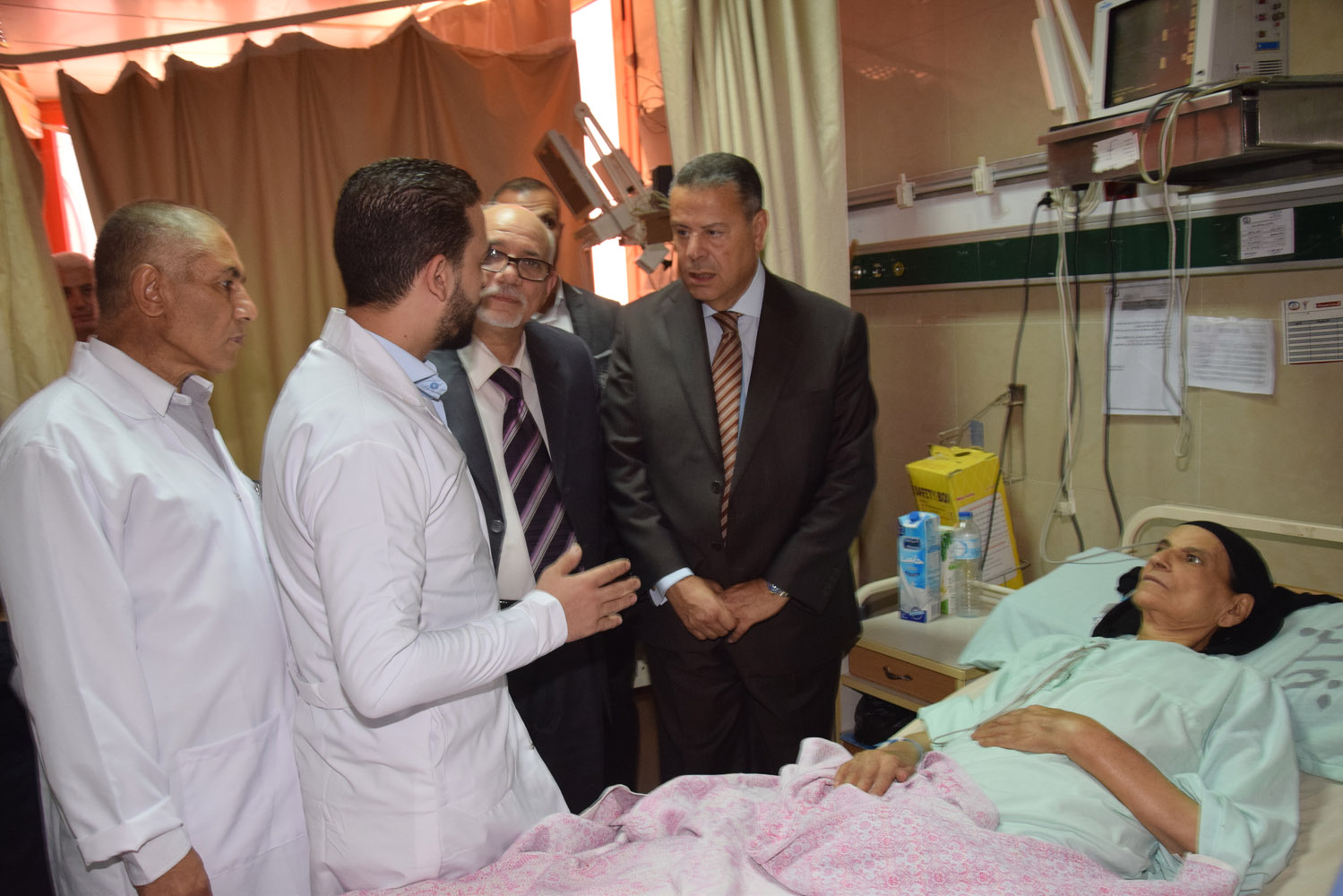 محافظ بنى سويف يتفقد حالة المرضى بمستشفى التأمين الصحى (4)