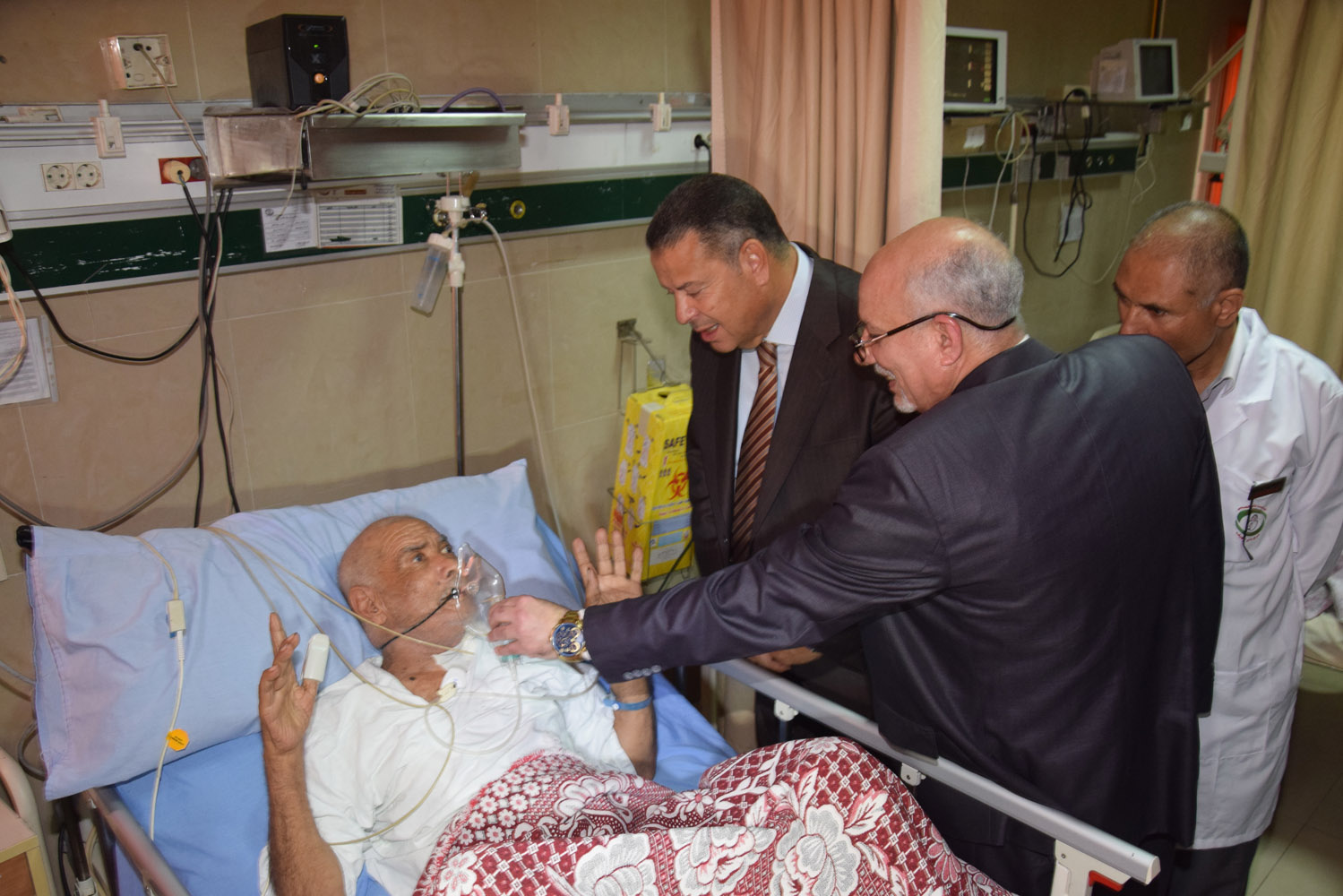 محافظ بنى سويف يتفقد حالة المرضى بمستشفى التأمين الصحى (3)
