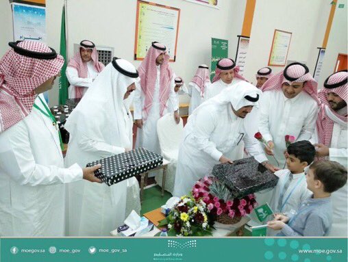 أمير الرياض بالنيابة يهدى الطلاب هدايا