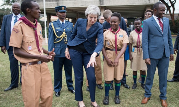 تيريزا ماى رئيسة وزراء بريطانيا أثناء زيارتها لافريقيا
