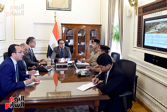 رئيس الوزراء يتابع مع وزير الآثار سير العمل بالمتحف المصرى الكبير (2)