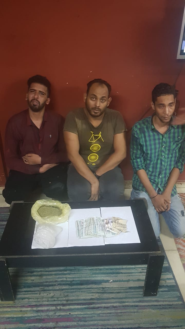 متهمين بالاتجار بالمخدرات وامامهم المضبوطات متهمين بالاتجار بالمخدرات وامامهم المضبوطات