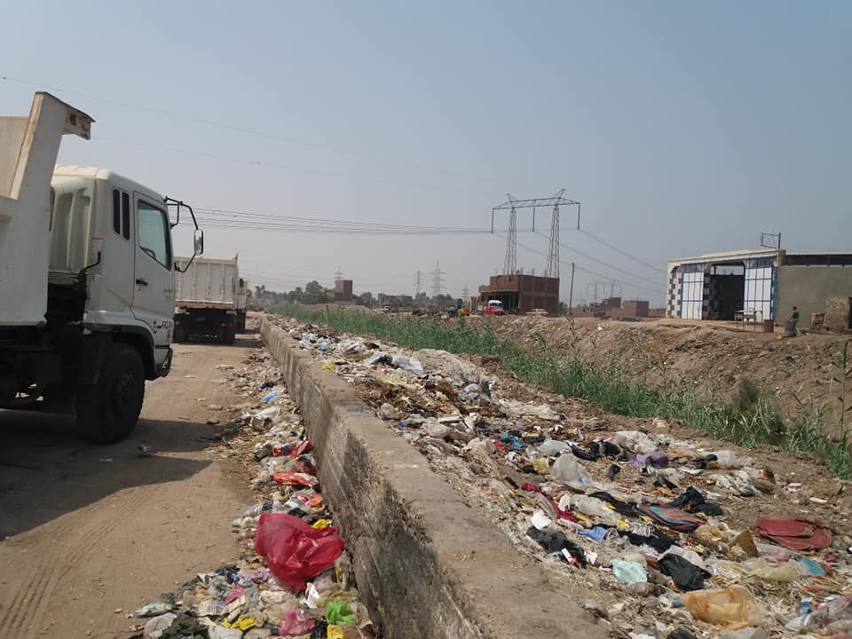 حملة ازالة اكوام القمامة والمخلفات بحى غرب  (18)