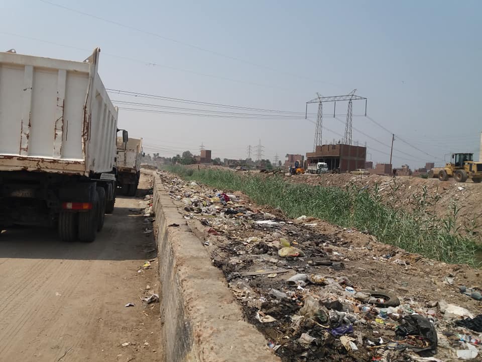 حملة ازالة اكوام القمامة والمخلفات بحى غرب  (16)