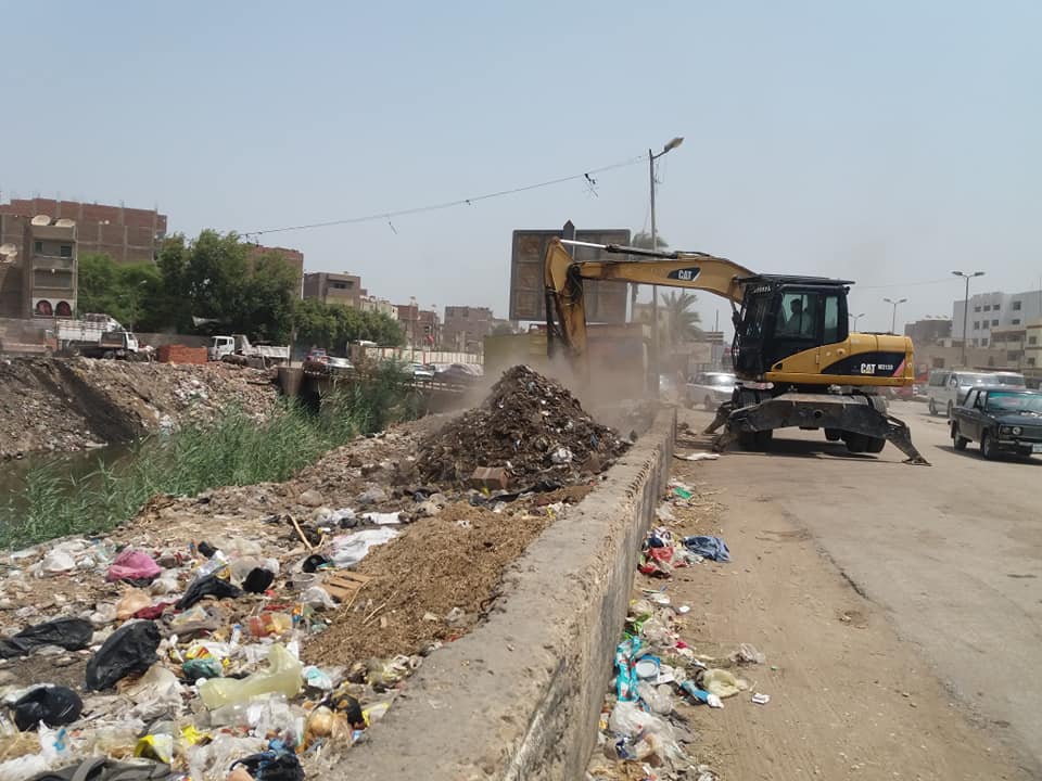 حملة ازالة اكوام القمامة والمخلفات بحى غرب  (17)