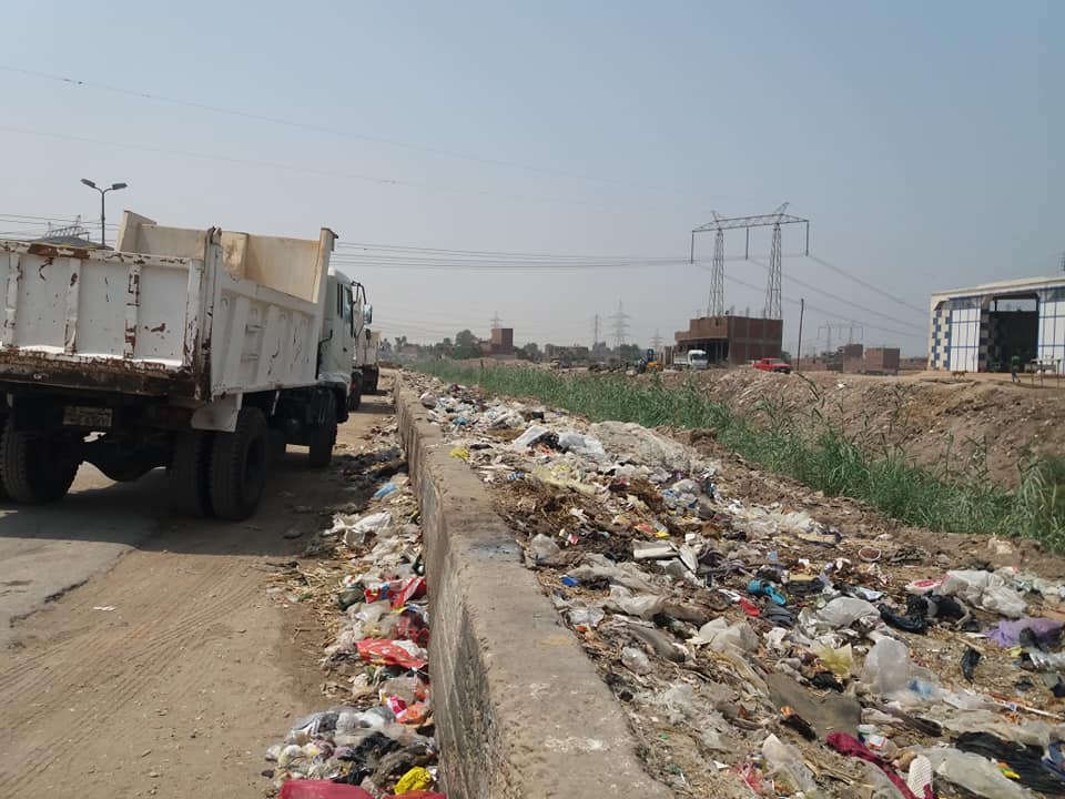 حملة ازالة اكوام القمامة والمخلفات بحى غرب  (10)