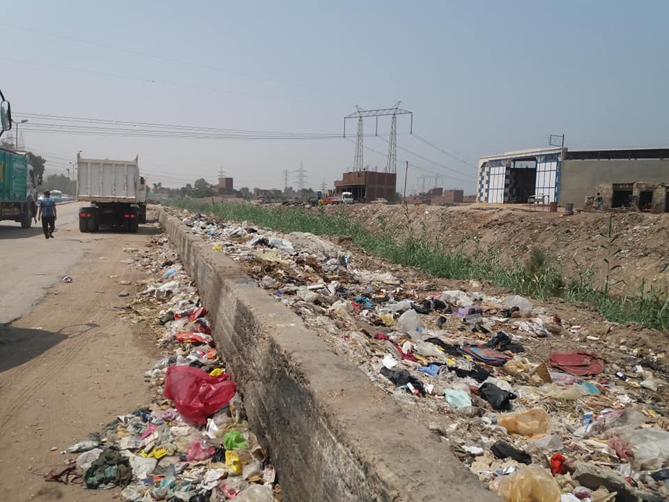 حملة ازالة اكوام القمامة والمخلفات بحى غرب  (7)