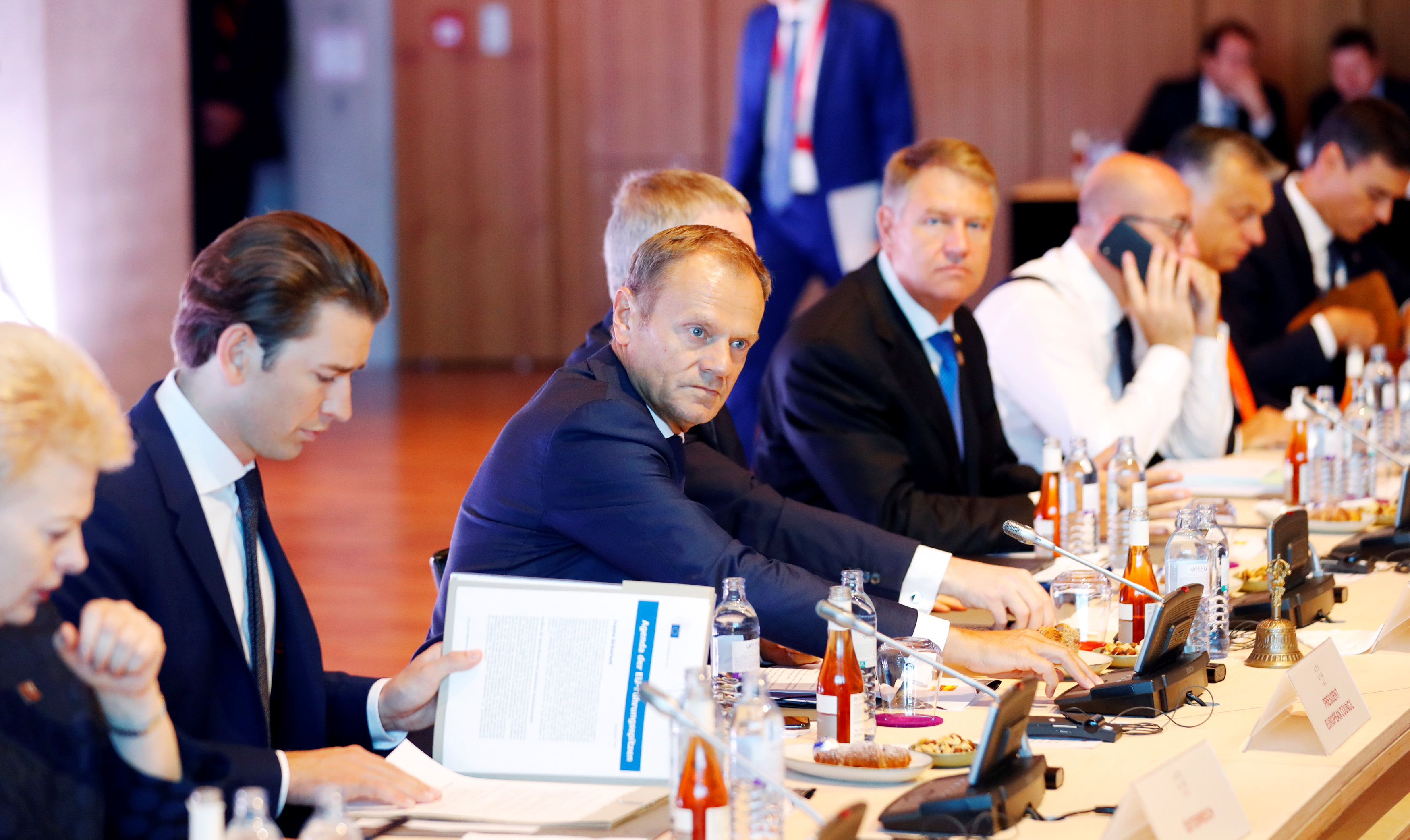 دونالد توسك يجلس بين عدد من القادة الأوروبيين