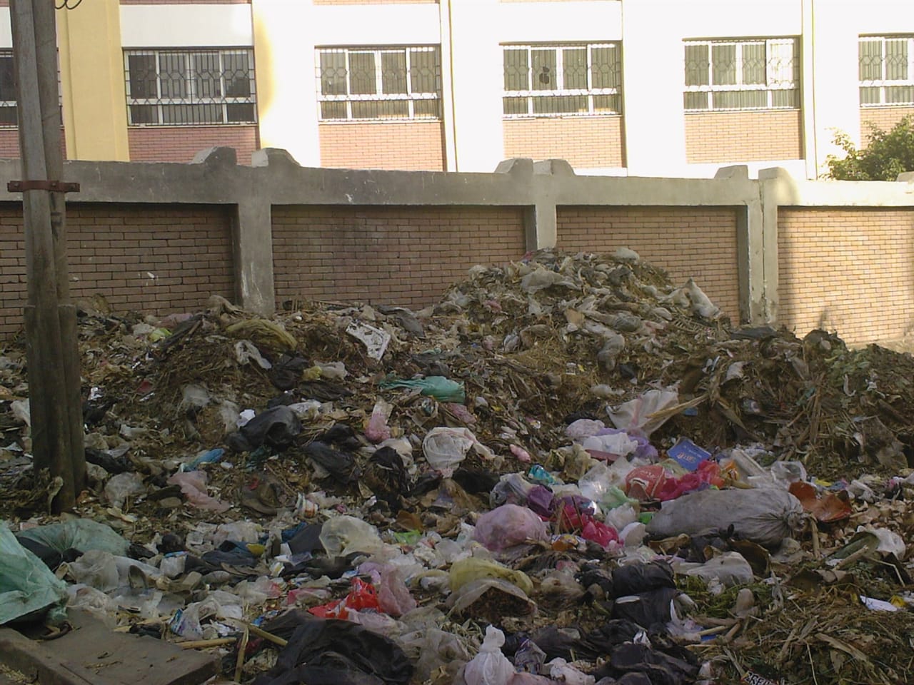 القمامة تحاصر مدارس القليوبية