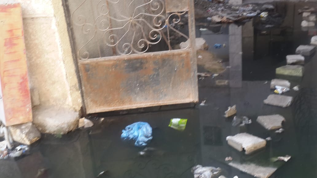 الكهرباء والصرف الصحى تقطعان الطريق على أهالى شارع بالإسكندرية (1)