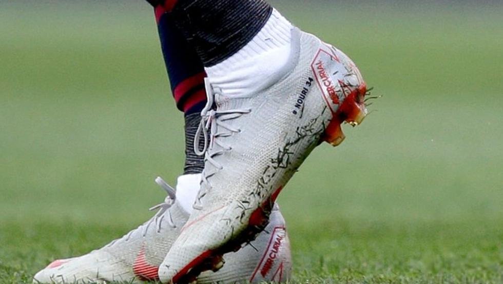 حذاء ديمبلي لاعب برشلونة مكتوب عليه نورى 34