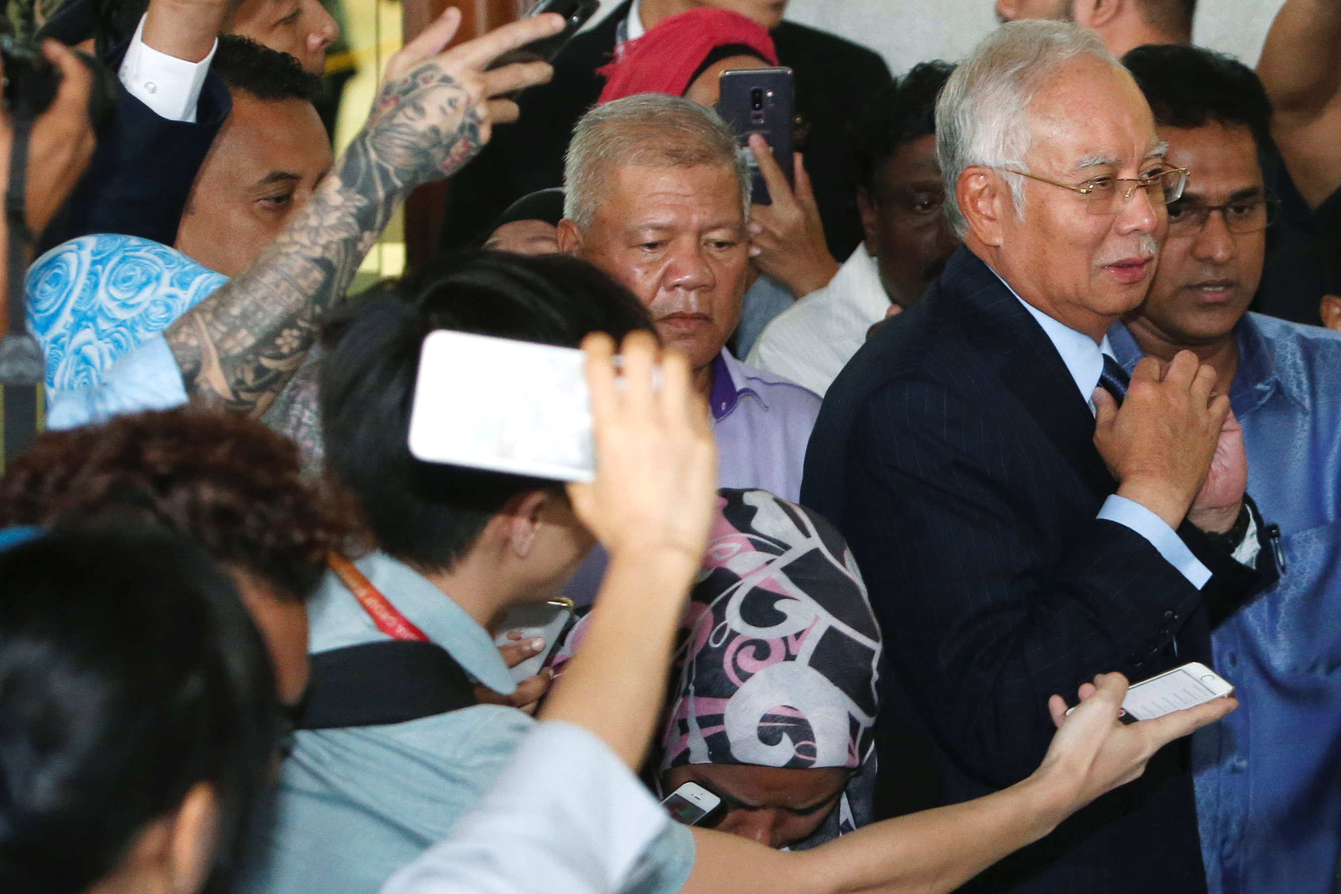 رئيس وزراء ماليزيا السابق محاطا بمؤيديه والإعلاميين