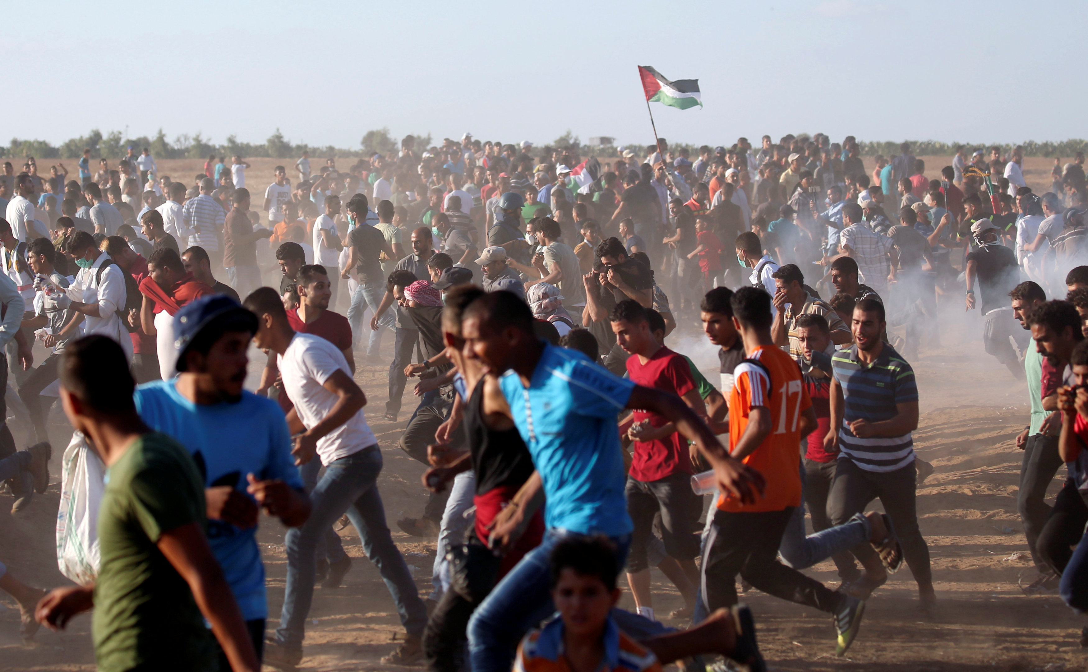 هرع الفلسطينين أمام قوات الاحتلال
