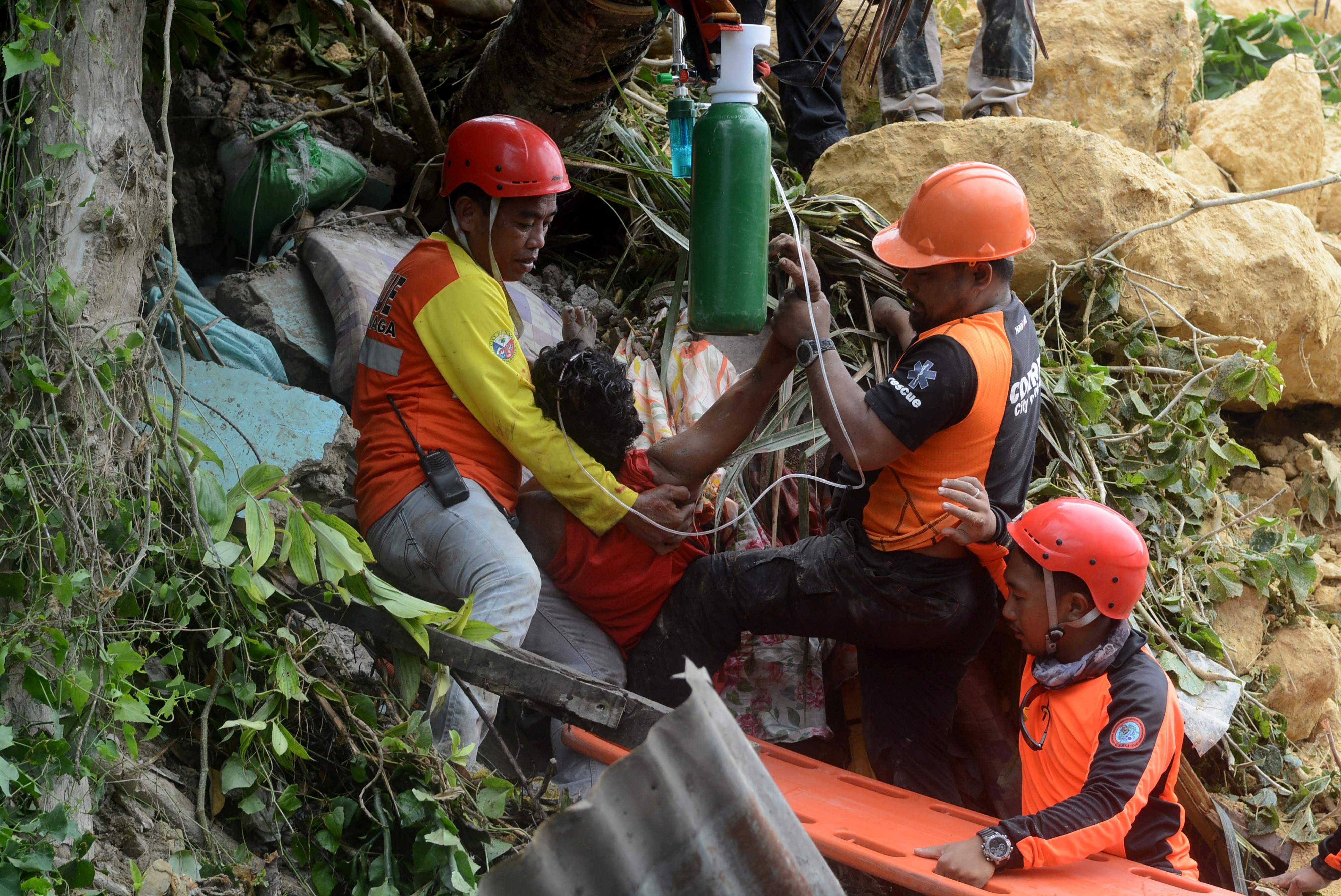  رجال الإنقاذ فى الفلبين 