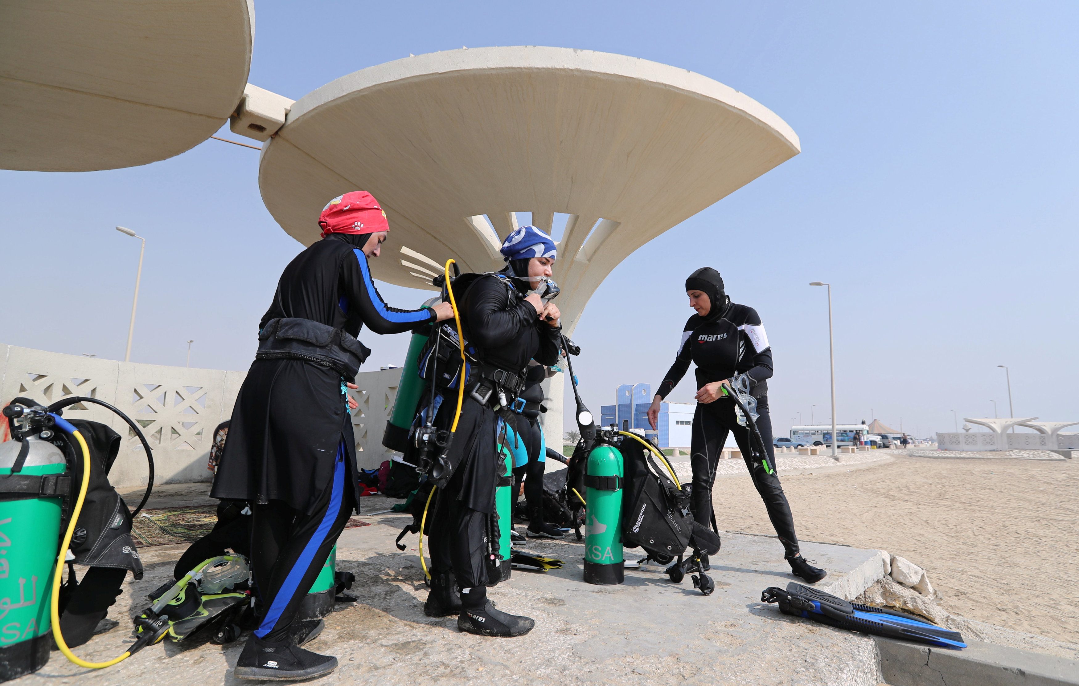 نساء سعوديات يتدربن على رياضة الغطس (4)