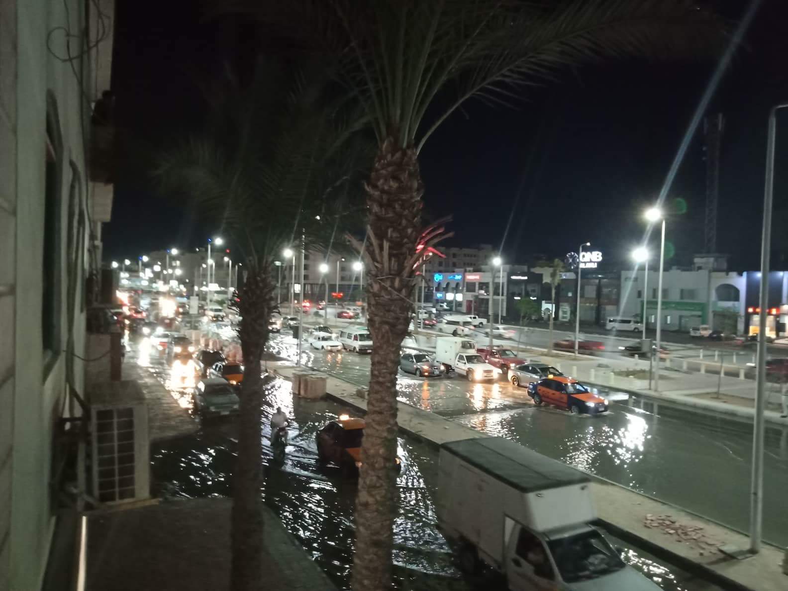 صور ..غرق أكبر شوارع الغردقة واهمها في مياة ا (3)