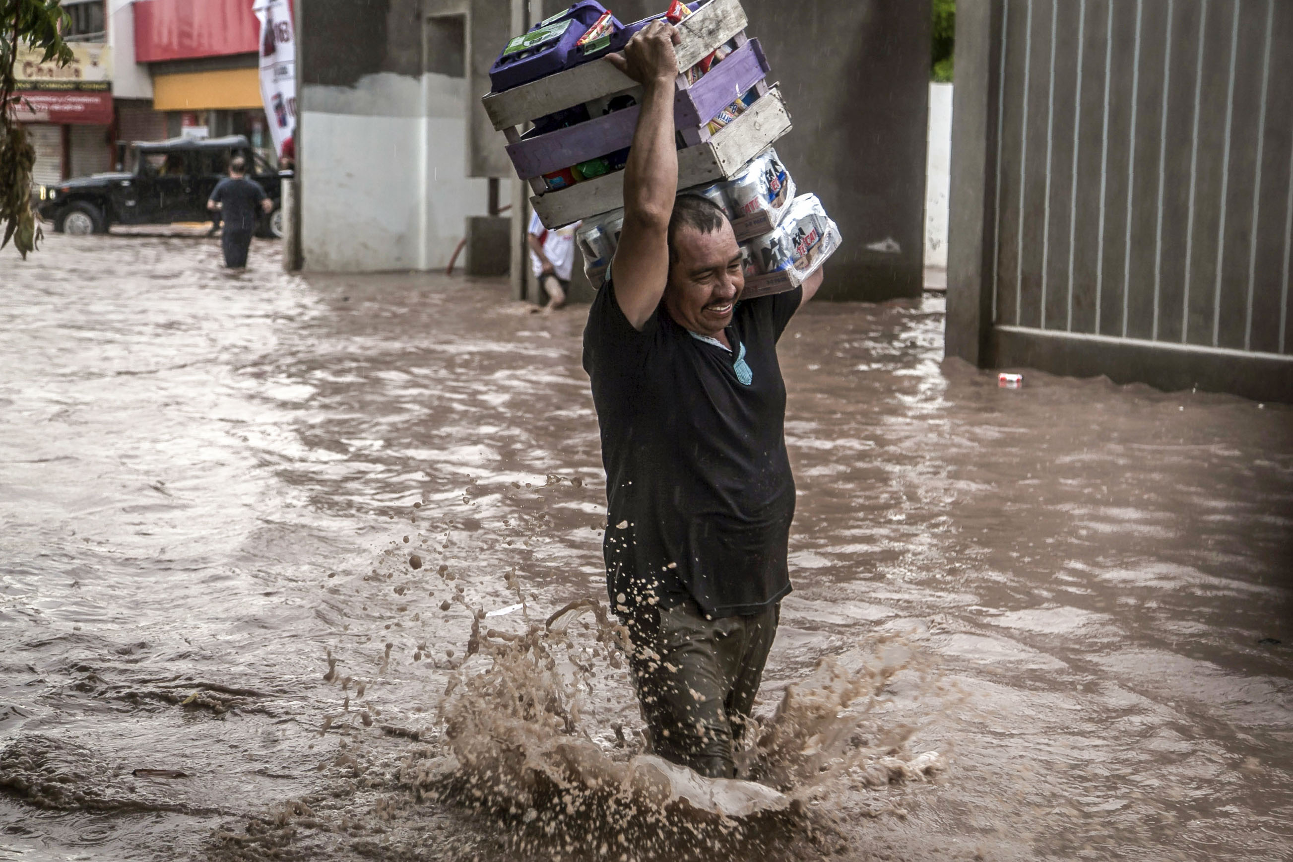  مواطن يحمل أعباء من غرق الفيضانات 