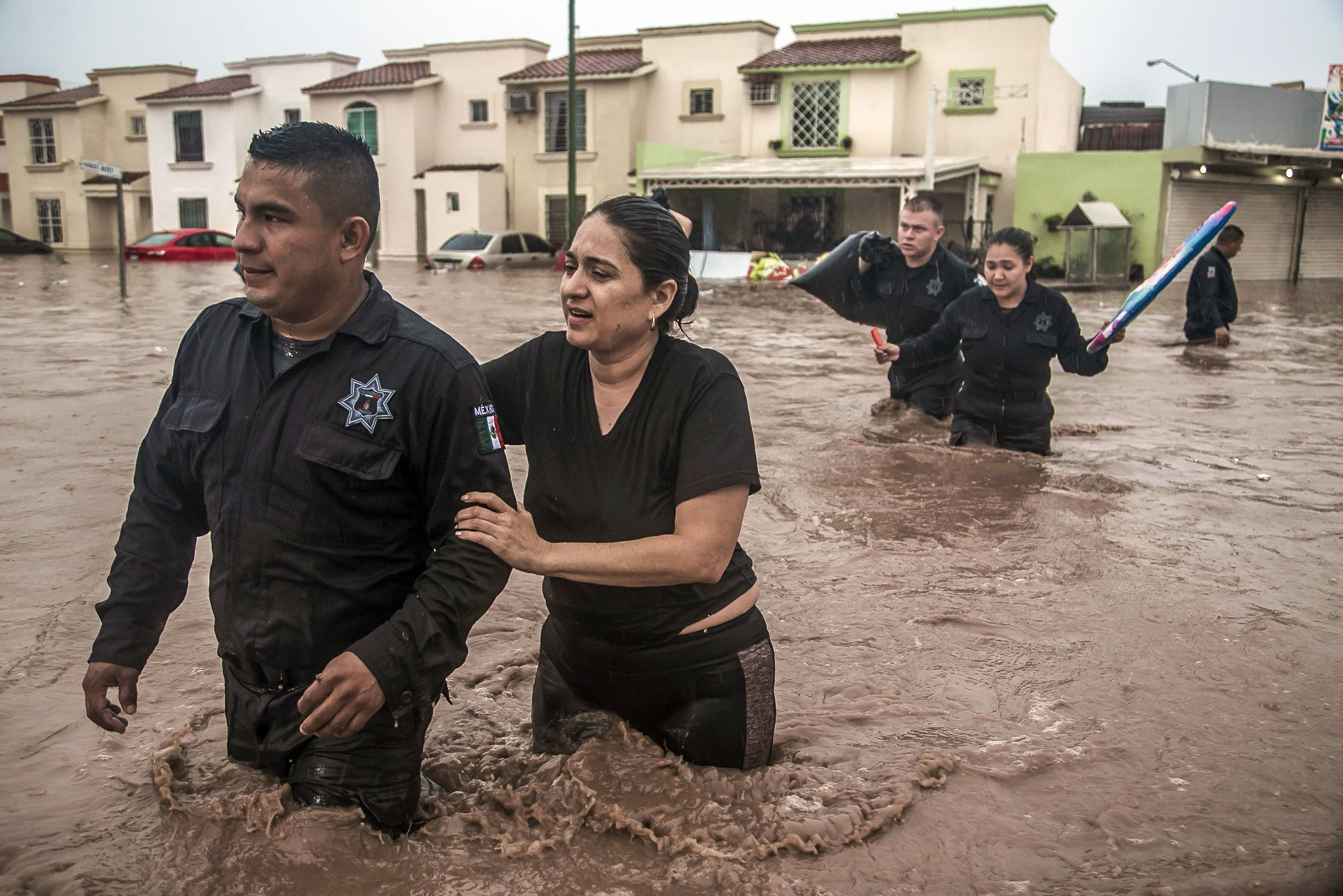 جانب من عمل رجال الإنقاذ فى المكسيك 