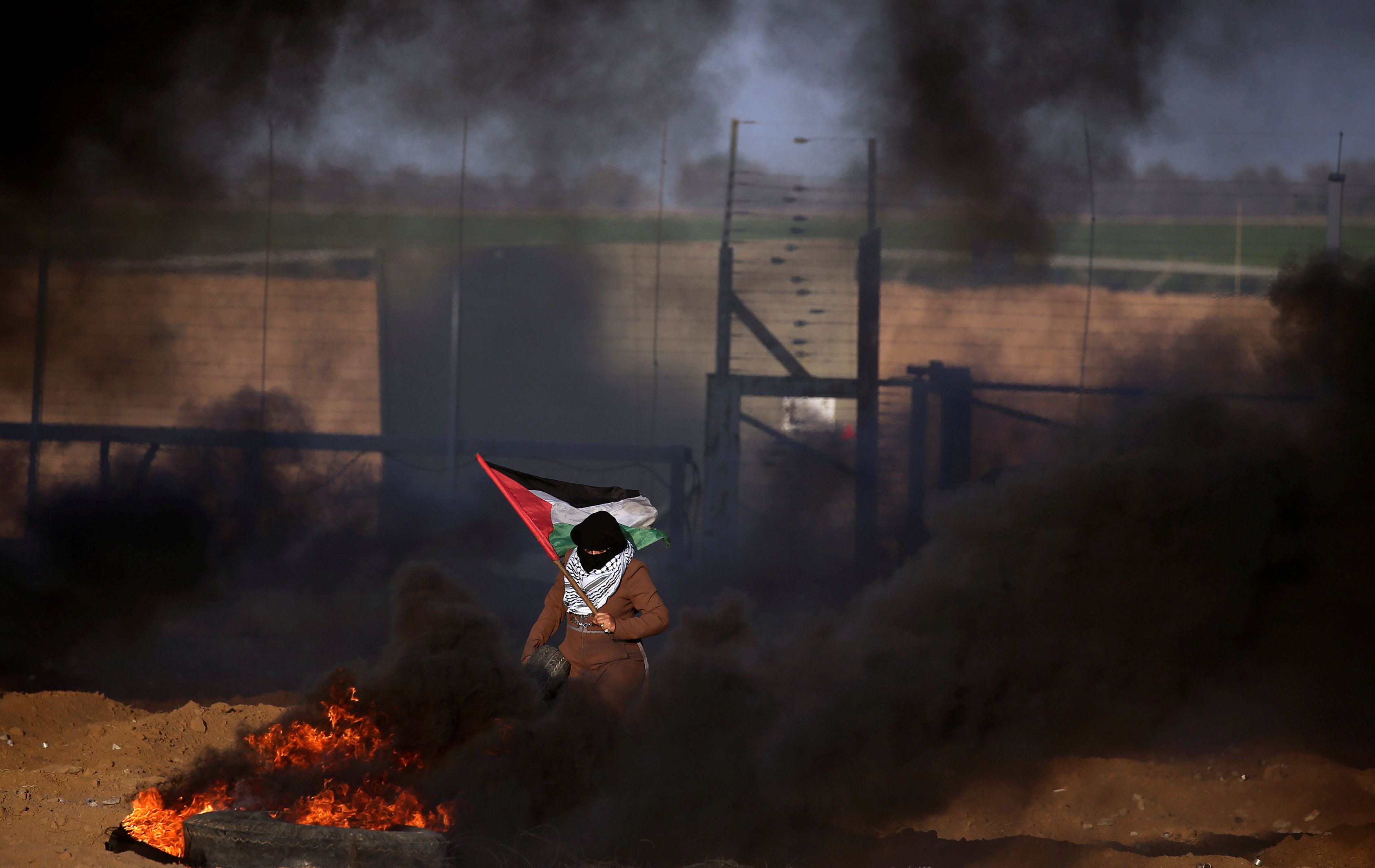 فلسطينيون يشعلون اطارات السيارات لحجب الرؤية