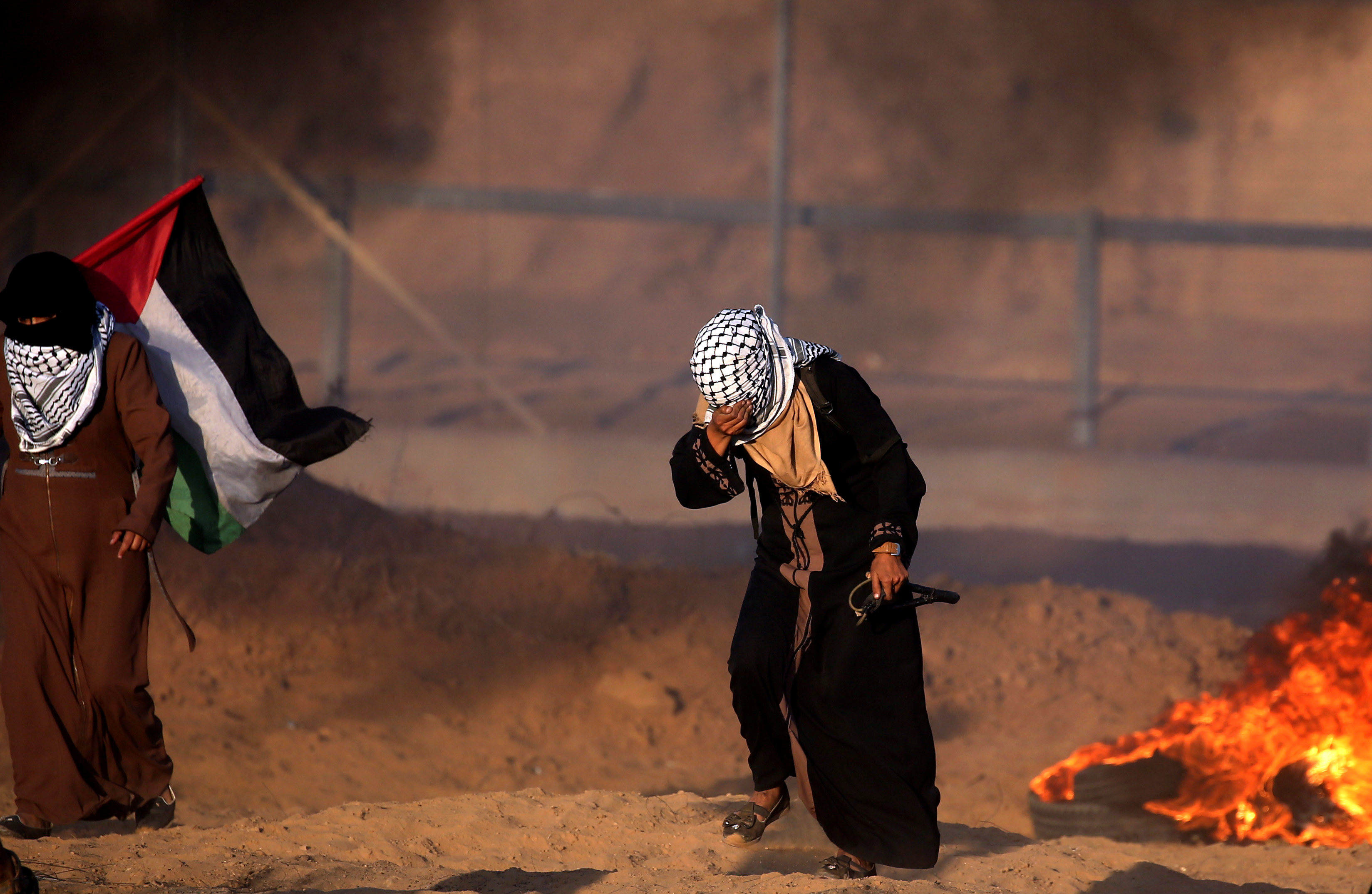 قوات الاحتلال تكثف من اطلاق الغاز المسيل للدموع خلال احتجاجات الفلسطينيين بجنوب قطاع غزة