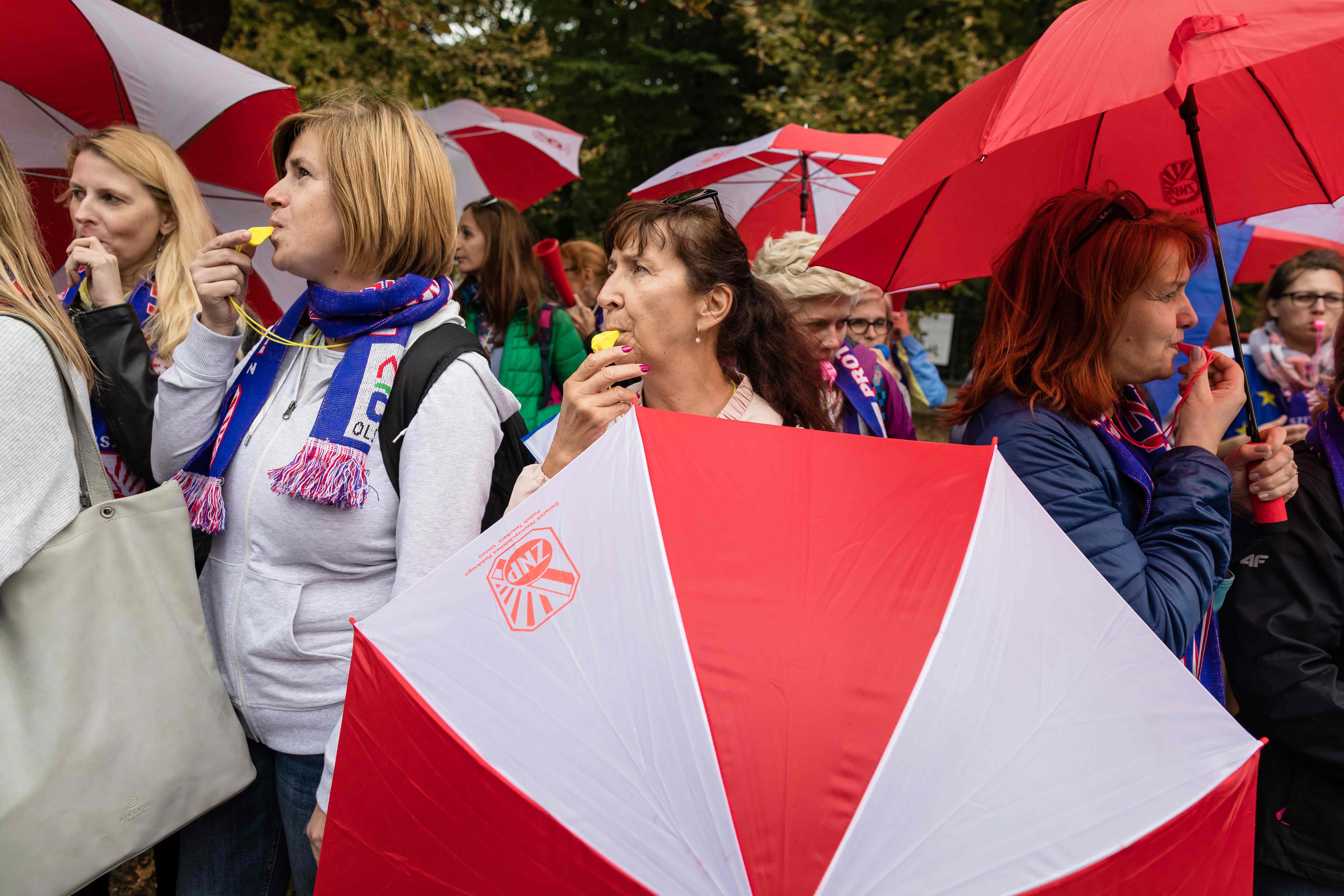 مظلات بالأعلام البولندية