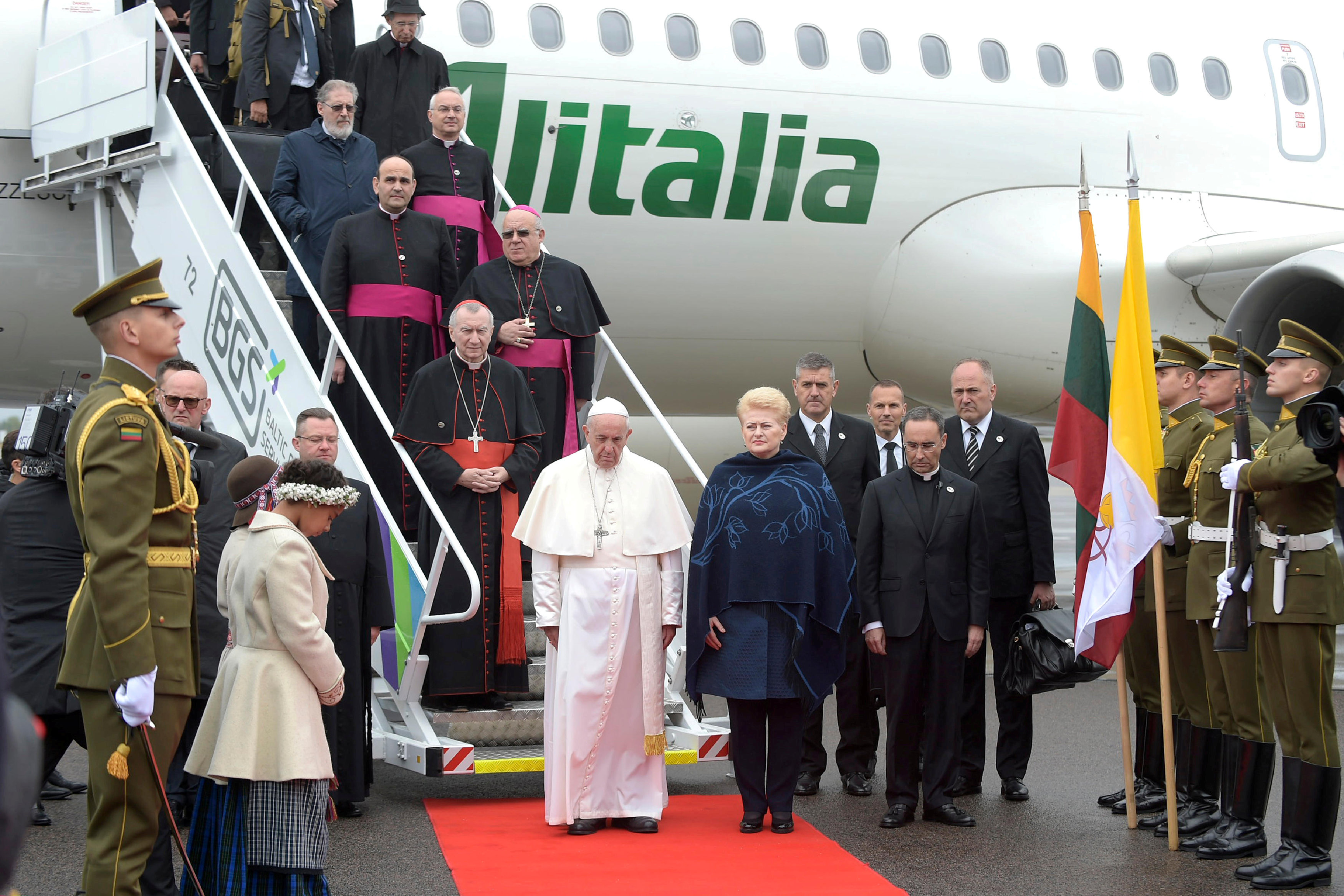2018-09-22T093918Z_1323504592_RC1EA45D4C10_RTRMADP_3_POPE-BALTIC-LITHUANIA-WELCOME