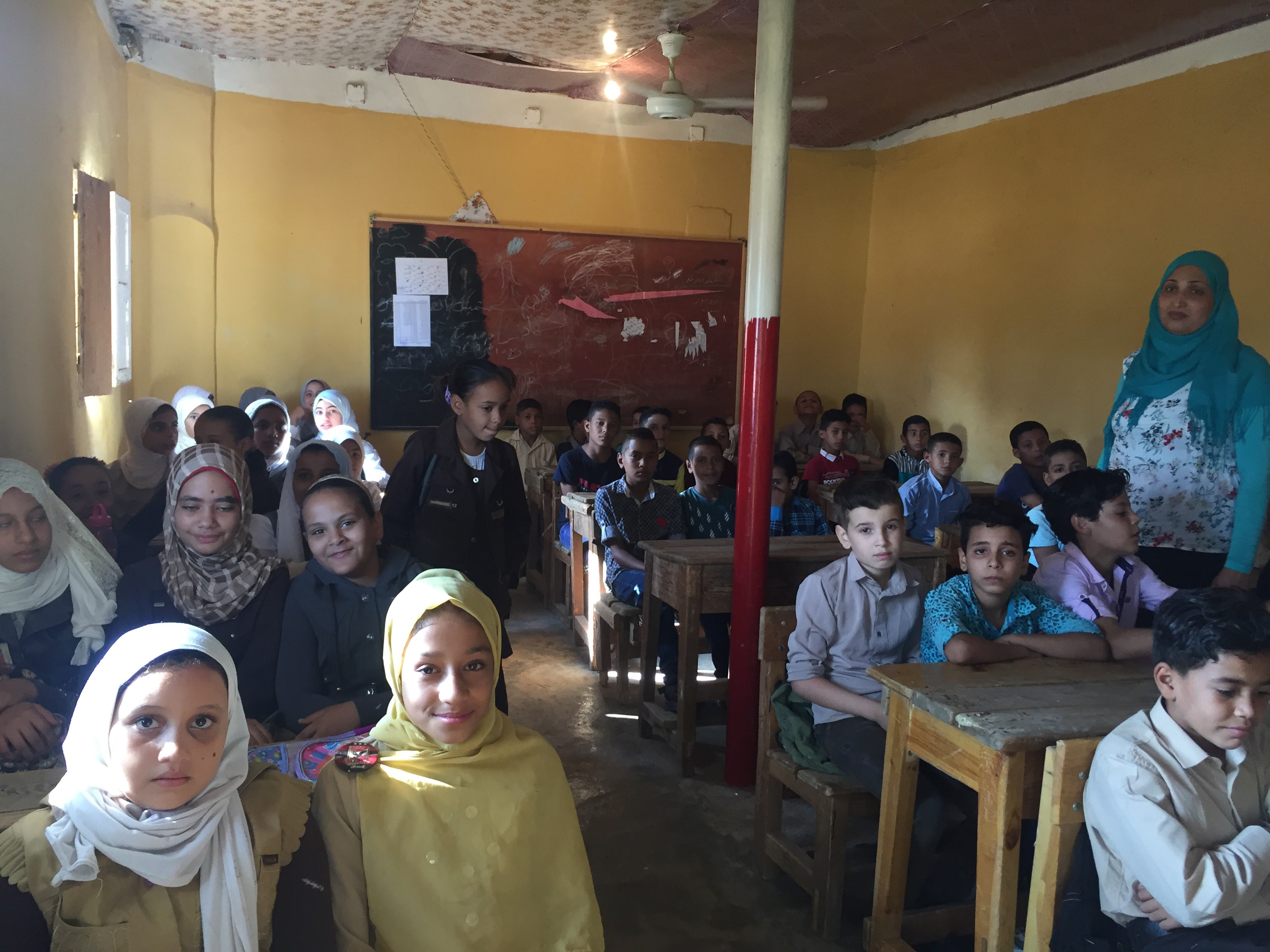 تحويل مسجد لفصل دراسى بسبب الازدحام (10)