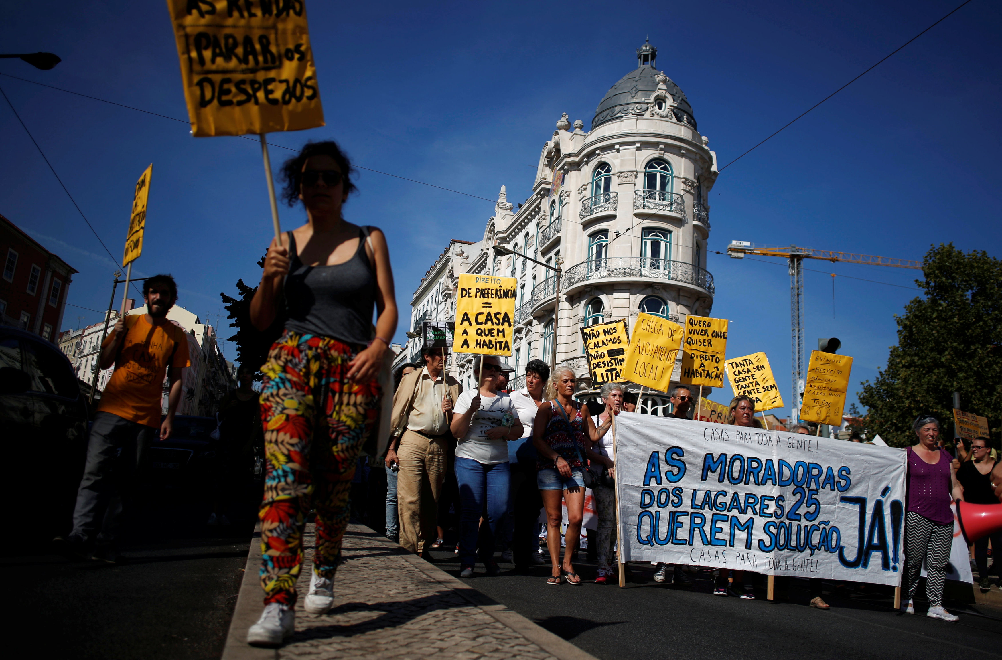 2018-09-22T164438Z_894530770_RC1B80BD5070_RTRMADP_3_PORTUGAL-PROTESTS-HOUSING