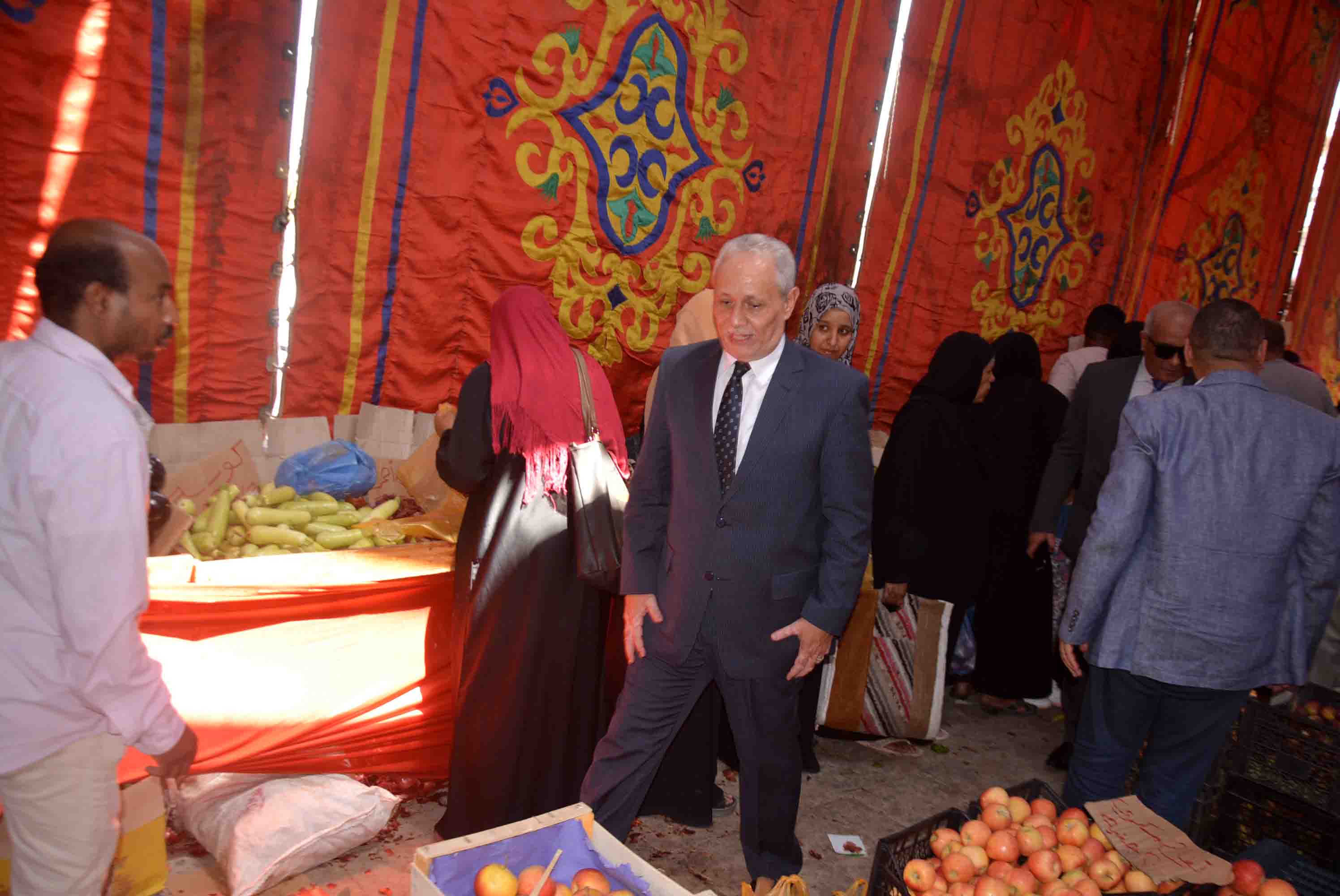  مدير امن الاقصر يرافق المحافظ في جولته بشادر خضروات الاقصر