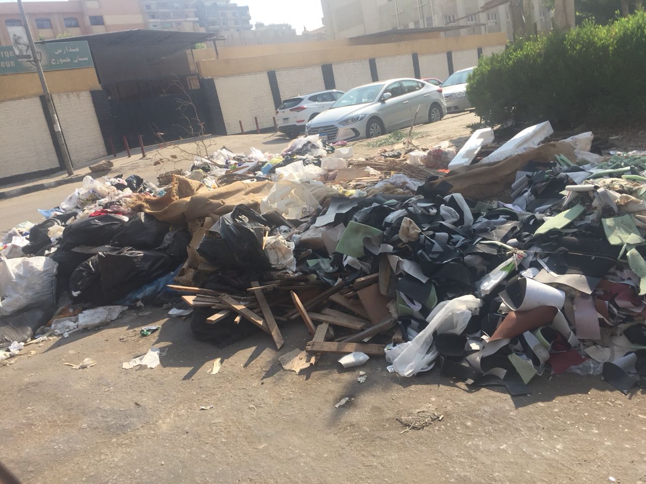 القمامة أمام إحدى المدارس بمدينة نصر (2)