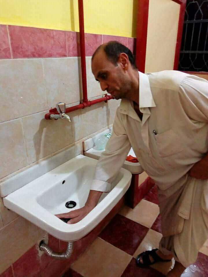 مدير مدرسة بالشرقية ينظف  الحمامات  بدلا من العامل المعاق ‎ (3)