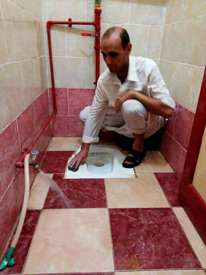 مدير مدرسة بالشرقية ينظف  الحمامات  بدلا من العامل المعاق ‎ (4)