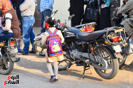   الدراجات البخارية تنتشر بمحيط مدارس الأقصر