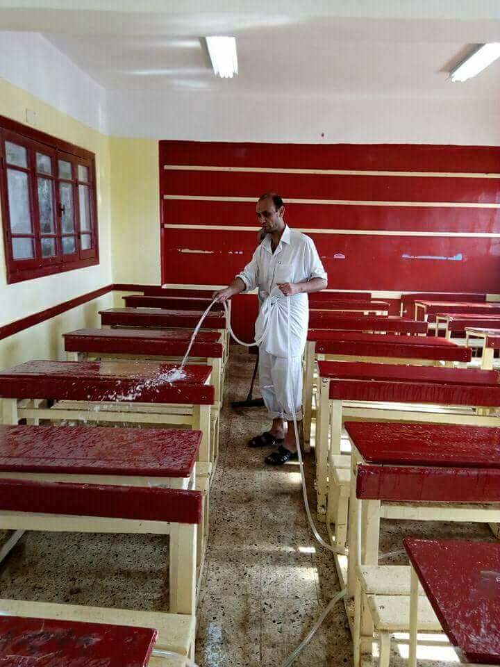 مدير مدرسة بالشرقية ينظف  الحمامات  بدلا من العامل المعاق ‎ (2)