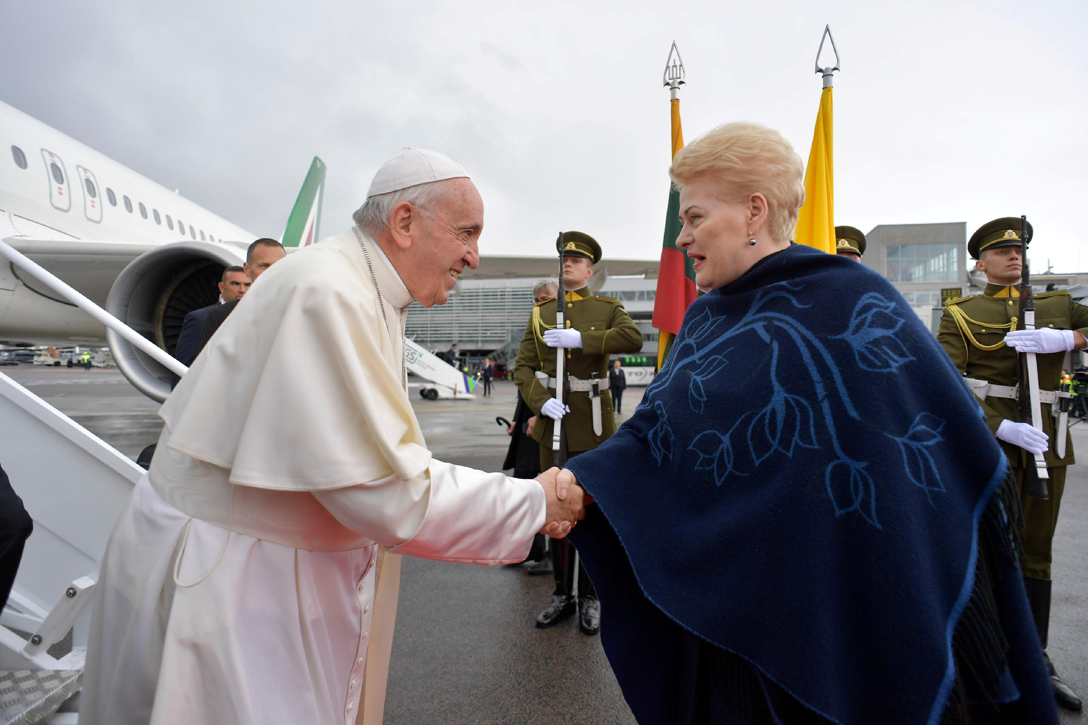 2018-09-22T093522Z_118677257_RC125A9DB550_RTRMADP_3_POPE-BALTIC-LITHUANIA-WELCOME