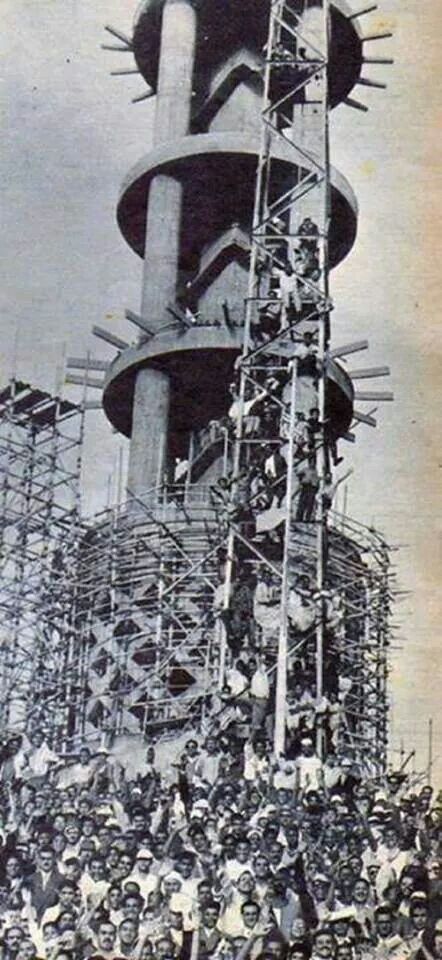برج القاهرة فى مرحلة البناء