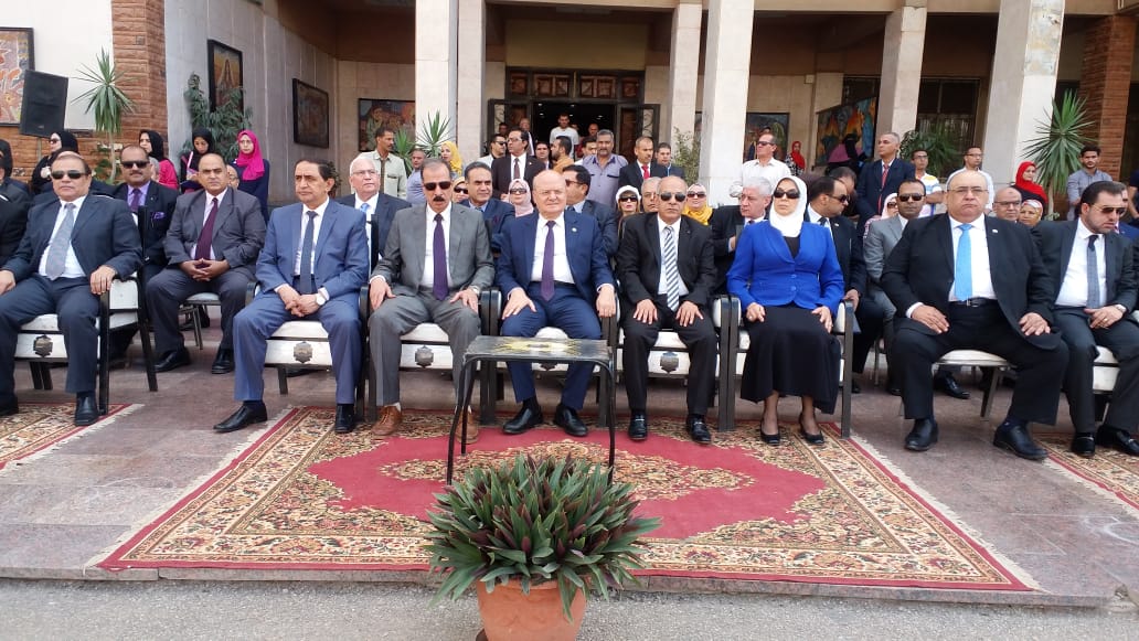 جامعة الزقازيق تبدأ الدراسة بتحية العلم  (1)