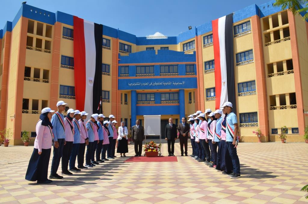 2- محافظ الإسماعيلية أثناء إفتتاح المدرسة