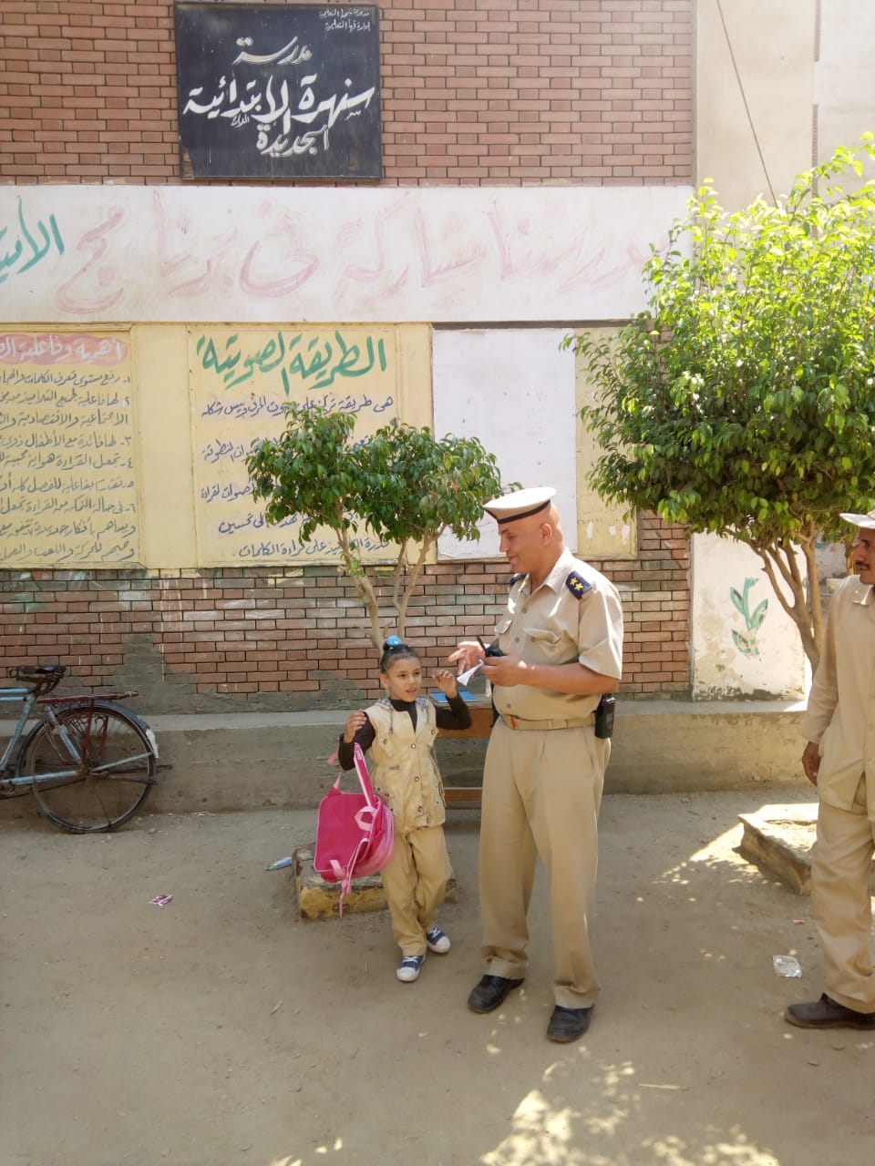 أمن القليوبية يوزع ضابط بكل مدرسة لتكريم أبناء الشهداء بأول يوم دراسى (3)