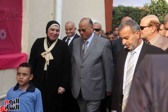 محافظ القاهرة يشارك طلاب مدرسة فى الزاوية تحية العلم (5)
