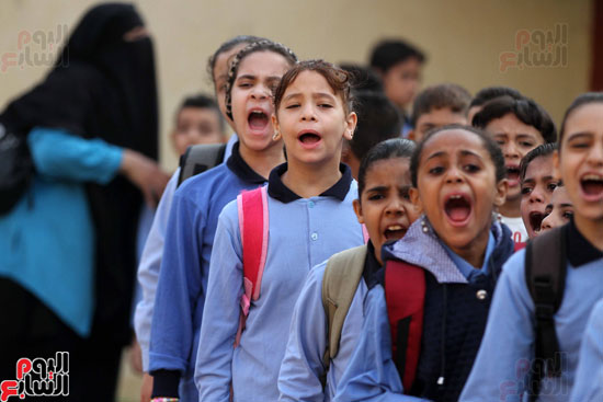 محافظ القاهرة يشارك طلاب مدرسة فى الزاوية تحية العلم (3)