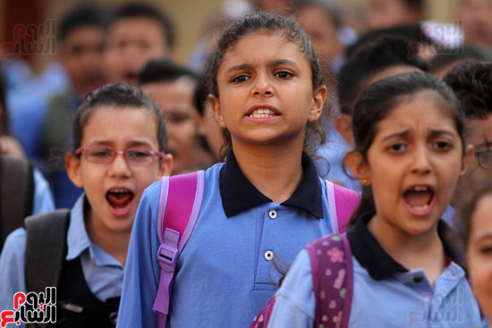محافظ القاهرة يشارك طلاب مدرسة فى الزاوية تحية العلم (4)