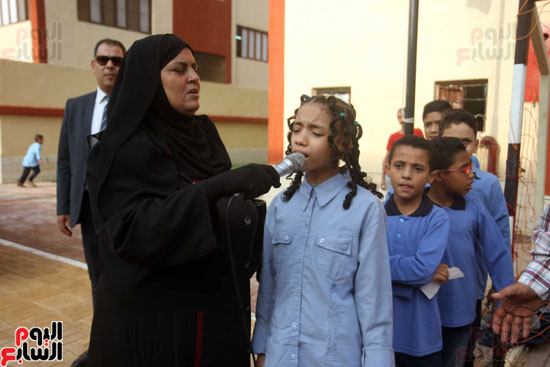 محافظ القاهرة يشارك طلاب مدرسة فى الزاوية تحية العلم (11)