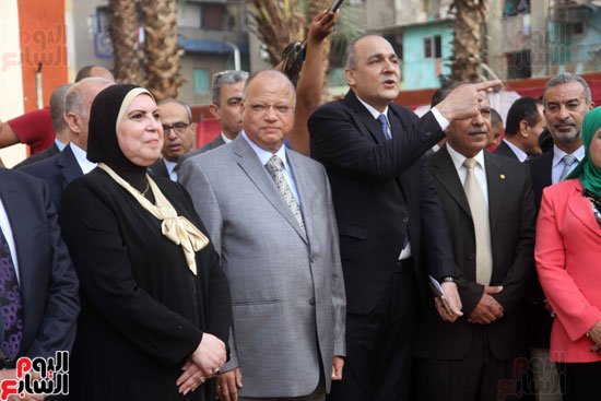 محافظ القاهرة يشارك طلاب مدرسة فى الزاوية تحية العلم (10)