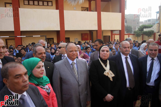 محافظ القاهرة يشارك طلاب مدرسة فى الزاوية تحية العلم (14)